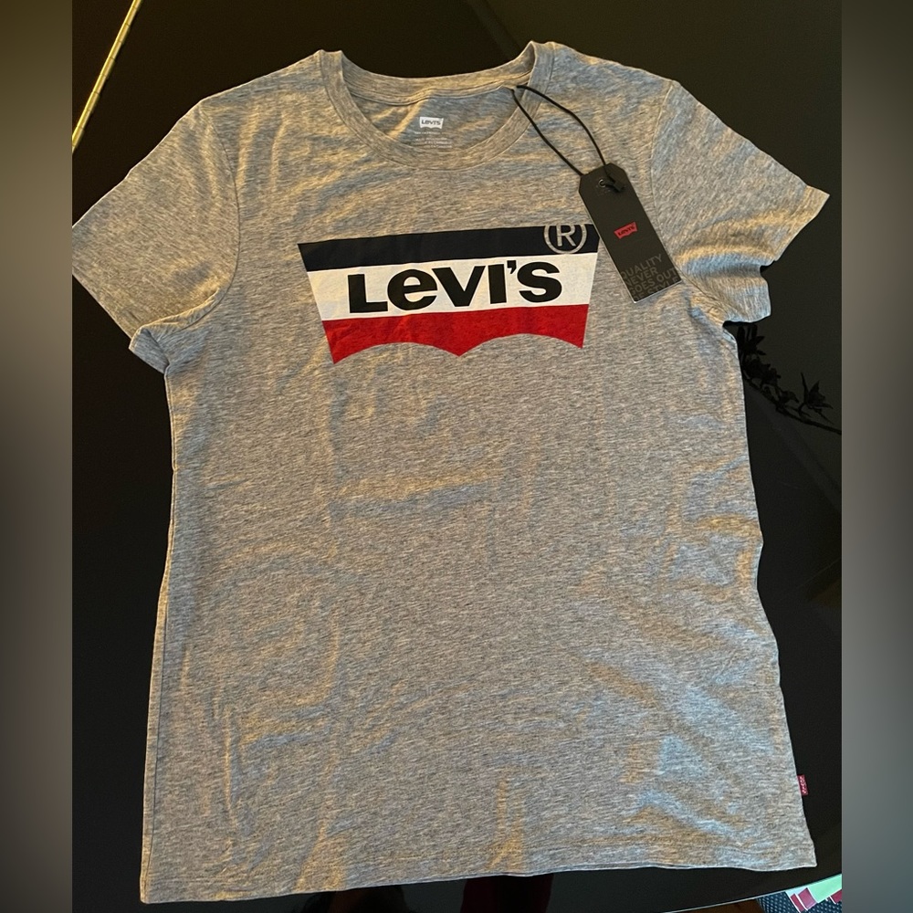 Levi’s t-shirt